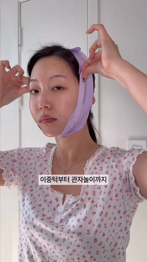 Yeaji demonstrating the 95PROBLEM EMS facial band at home