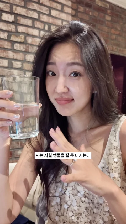 Yeaji holding a glass in her Dr. Eve tea campaign