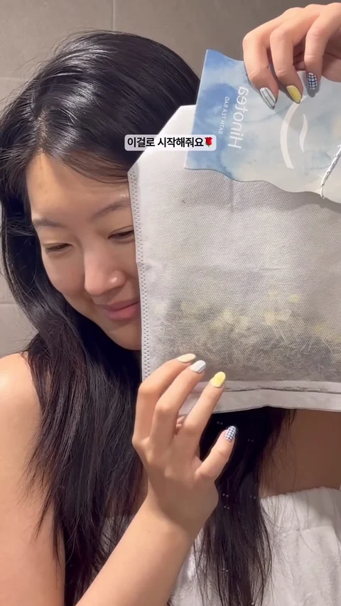 Yeaji holding a HINOTEA bath tea package in her sponsored reel