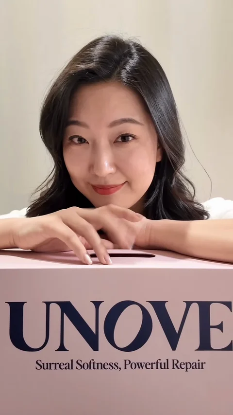 Yeaji smiling behind a pink UNOVE haircare PR box